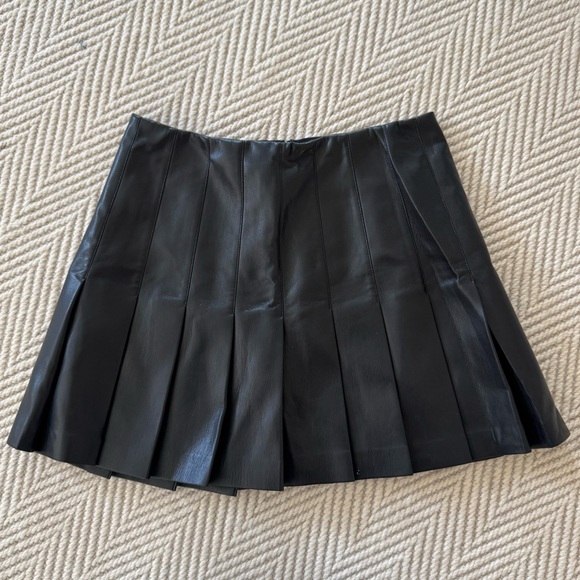 WORN ONCE Alice + Olivia Carter Vegan Leather Pleated Miniskirt - Picture 2 of 11